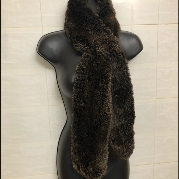 Restoration Hardware Accessories - ❤️5/$20 Restoration Hardware key-hole faux fur scarf.